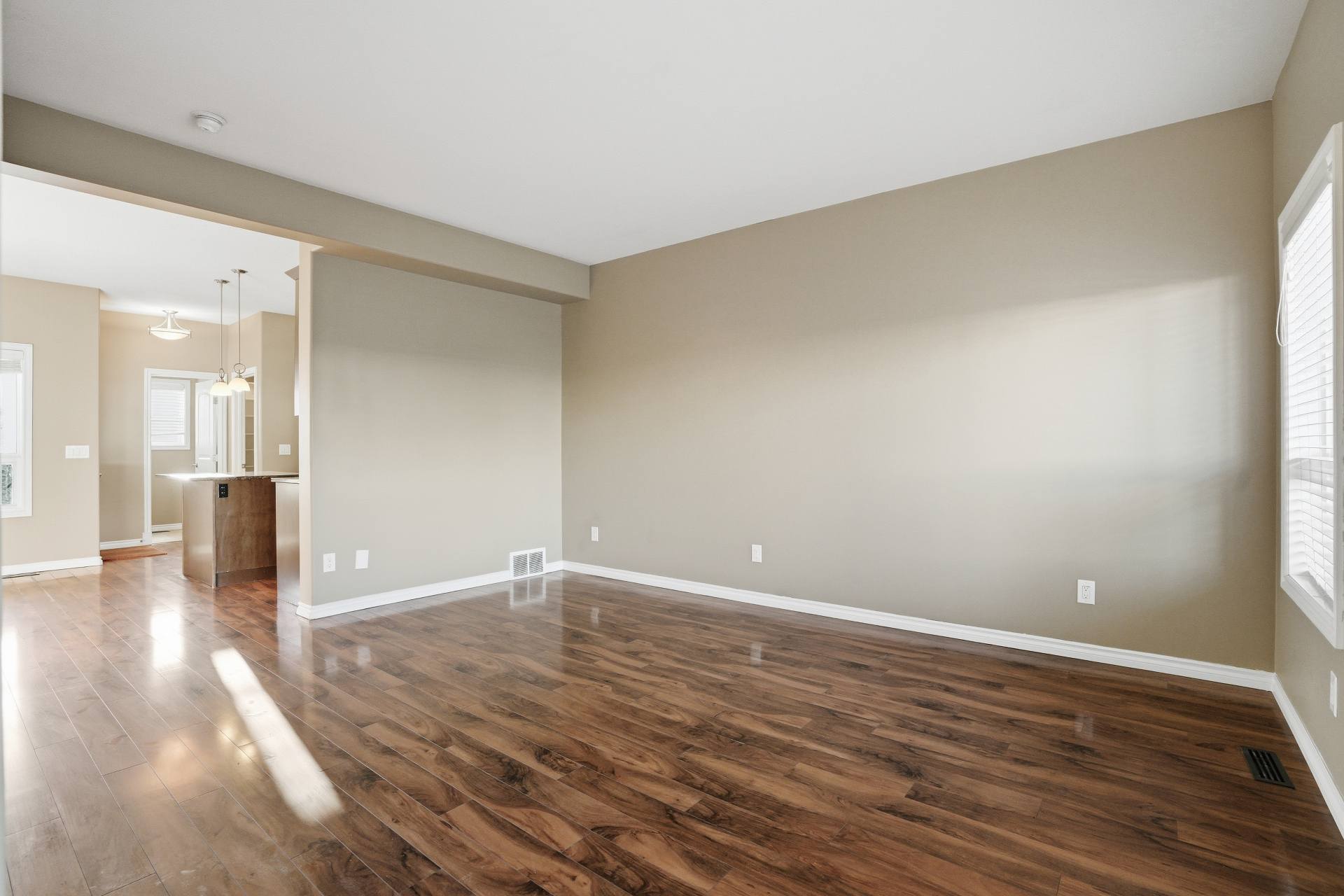 Willowgrove小学·带独立后院的3房联排出售·118 Shepherd Cres——林与唐地产 - 2